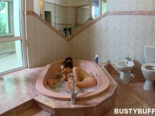 Busty teen adora banheiro sexo