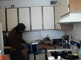 Menina preta quente fodido na cozinha