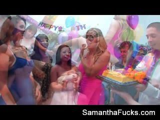Samantha saint comemora seu aniversário com uma louca orgia louca