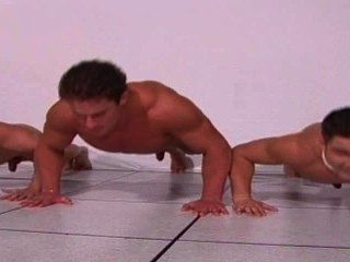 Viril modelos musculares fazendo push ups nu