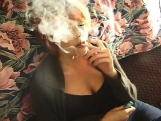 Valerie fumando