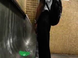 Gajo preto que mostra seu pau duro no banheiro