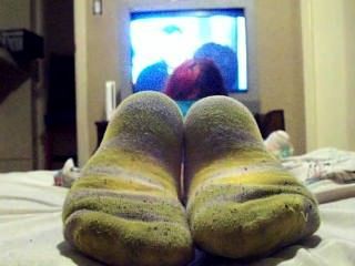 Assistindo tv em meias sujas