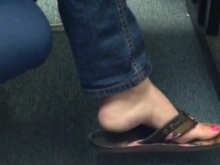 Franco candid flip flop shoeplay dangling pés 2