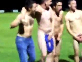 Time de rugby fica nu no campo depois de uma vitória para mostrar espírito de equipe