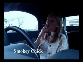 Mulheres quentes do inglês que fumam