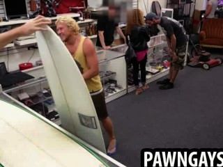 Surfer hunk tenta fazer um acordo na loja de penhores