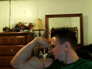 Bodybuilding tony d que flexiona o levantamento que mostra fora seu bíceps elevado repentino surpreendente!