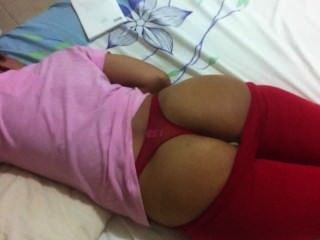 Mulher dormindo tanga vermelha