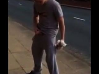 British guy mijando em público