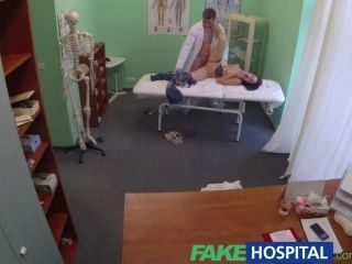 Médico fakehospital recebe bolas profundas com paciente bissexual enquanto namorado