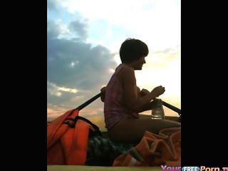 legal age adolescentes fode em um barco no lago