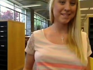 Minha namorada loira com webcam da biblioteca pública.