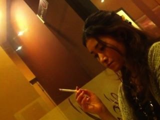 Fumando menina asiática