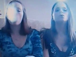 Monica e amigo fazendo truques de fumaça