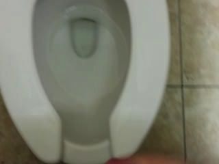 Masturbando-se em um banheiro público e ser pego !!