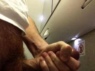Cumming no banheiro do avião