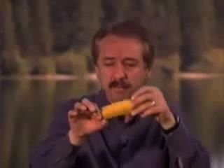 Homem joga com a banana e recebe o conteúdo esguicho em seu rosto