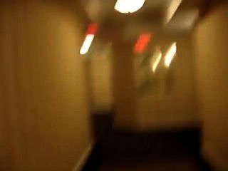 Nu no corredor do hotel e quase pegou