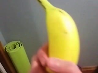 legal age adolescente acaricia banana
