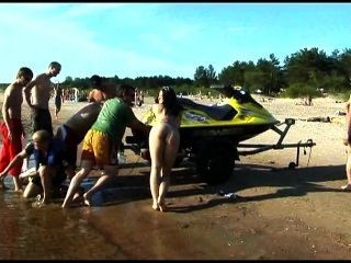 Este legal age adolescente nudista tiras nuas em uma praia pública