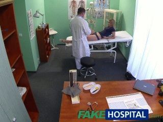 Fakehospital inocente loira recebe a massagem médicos