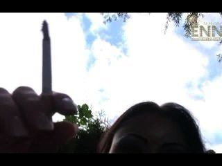 Jenny fumar ao ar livre