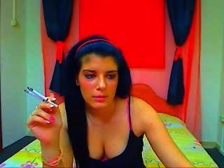 Webcam menina fumar 2 cigarros de uma só vez # 2