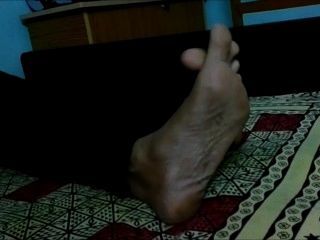 Solas e pés indianos enormes