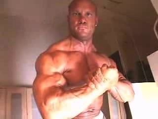 Sr.Muscleman oiling seus músculos