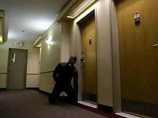 Horny frogman sneaks no hotel e invade um quarto de hotel